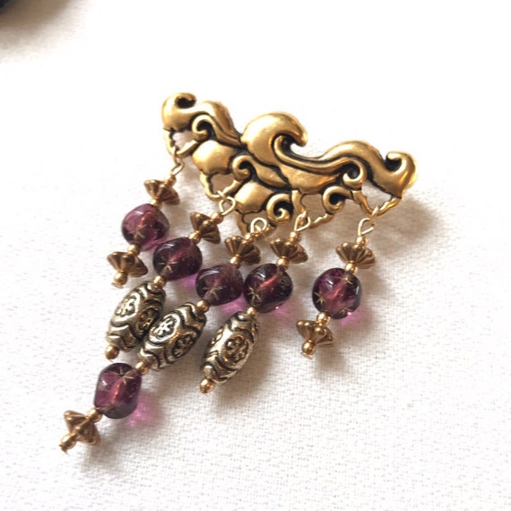 A Stately Vintage Brooch, Amethyst Crystal Unisex Dangle Bar Pin in Burnished Goldtone