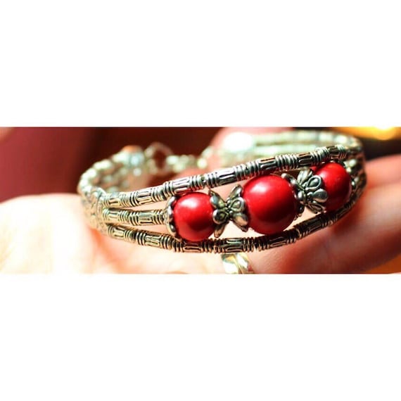 Vintage Southwestern Hollywood Regency Red Beaded Fancy Bamboo Bangle Bracelet with Clasp