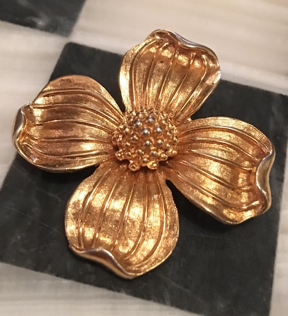 Unsigned JJ dogwood Flower brooch lovely heavy goldtone vintage pin