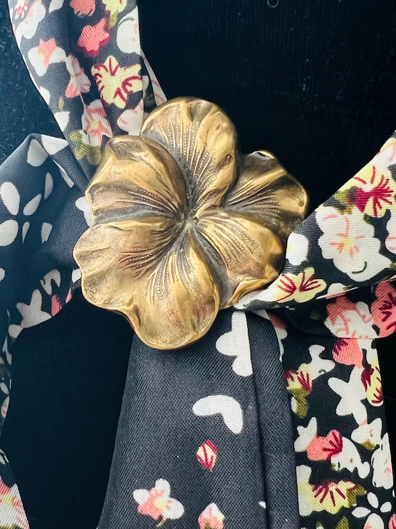 Jeri Lou Pansy Scarf Clip, Popular 80s Designer Signed Collectable 80s Vintage Jewelry Accessory,  Floral Dress Clip, Bridal Party Gift