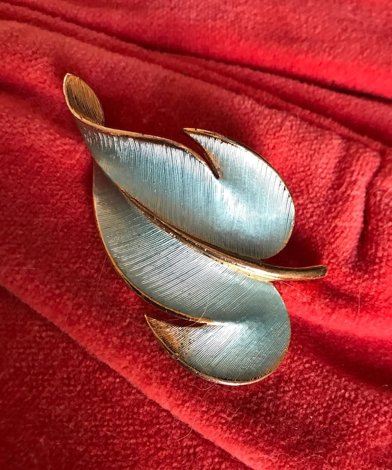 Pretty Hollywood Regency Mid Century Elegant Sky blue & Goldtone Lapel Pin Brooch