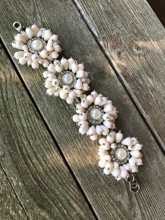 Pretty White Flower Link Bracelet of Dainty beaded