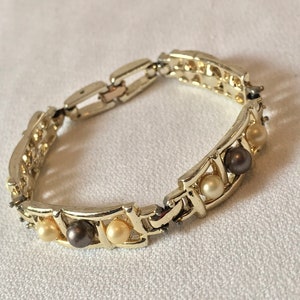 Mid Century Modern Geometric Link Pearl Bracelet, Shiny Gold Tone with Elegant Cream & Taupe Faux Pearls
