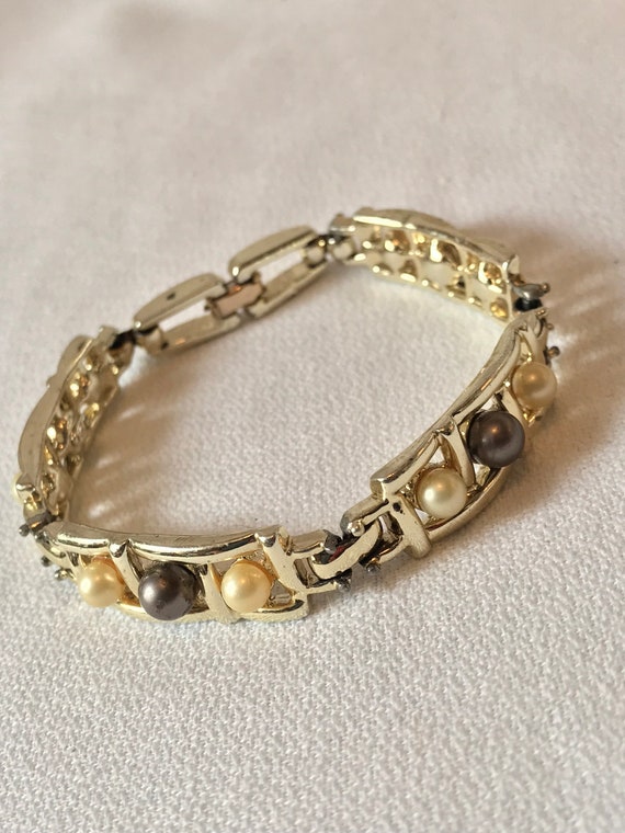 Mid Century Modern Geometric Link Pearl Bracelet, Shiny Gold Tone with Elegant Cream & Taupe Faux Pearls