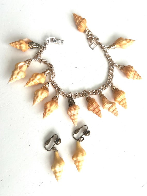 Seashell Charm Bracelet and Earrings Set, Mid Century Vacation Tourism Vintage Shell Jewelry, collectible Holiday Resort Cruise Bling