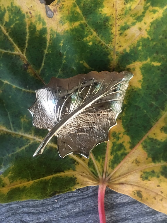 Shiny Vintage Goldtone Very Realistic Autumn Leaf Pin