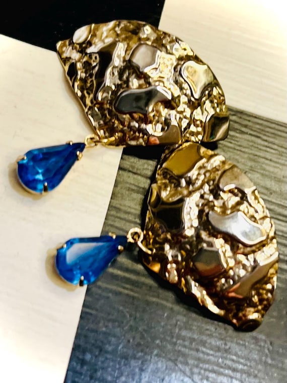 Vintage 1960s Hollywood Regency Fan Earrings: Golden Nugget Deco with Sapphire Blue Gem Dangles