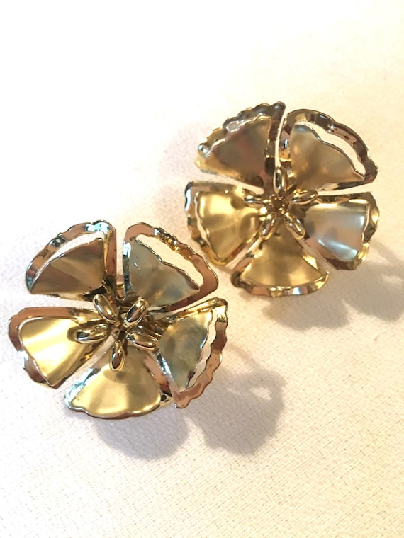 Sensational Mid Century Golden Flower Clip On Earrings in Mint Condition just like the Brooches from this Period! Rare!