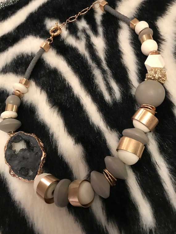 Nice Modernist Genuine Black Onyx Druzy Quartz With Neutral tone Wood & Goldtone Geometric Beaded Runway Necklace