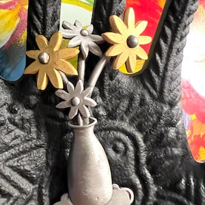 Mid Century Blumen-Anstecknadel, zinnfarbene Vase mit fröhlichen gold- und silberfarbenen Gänseblümchen, 3D-Gefühl Vintage Brosche, signiert JJ