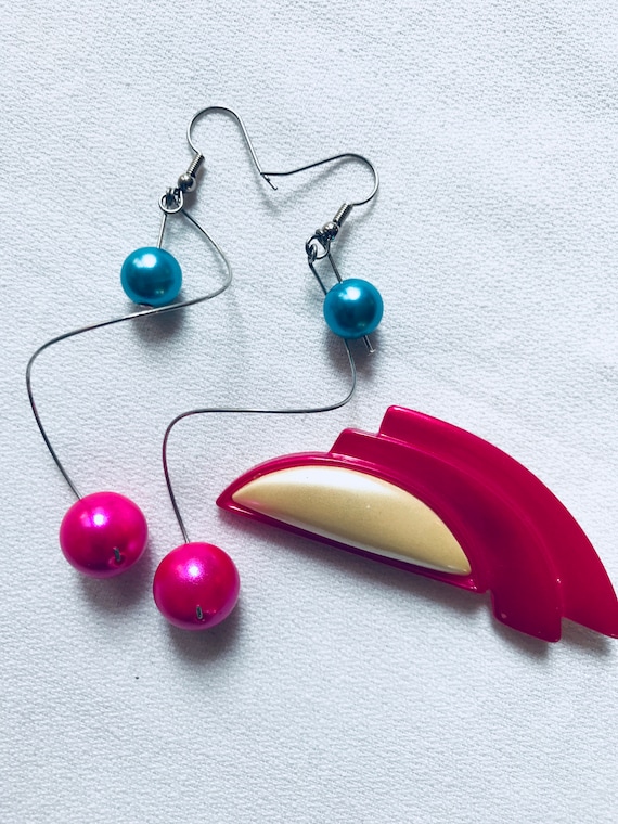 An Awesome80s Soulful Pairing of Spiral Dangle Earrings & Modernist Hot Pink Deco Pin