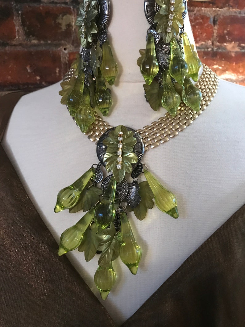 Absolutely Striking Vintage 80s Autumn Lime Green Lucite Cyrstal Chandelier Dangle Beaded Statement Necklace /& Matching Earrings Bronzetone
