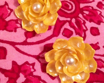 Hermosos pendientes de flores amarillas hechos de pequeñas conchas marinas tropicales Clip-ons vintage de mediados de siglo