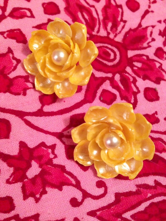 Beautiful yellow flower earrings made of tiny tropical sea shells Vintage mid century clip-ons