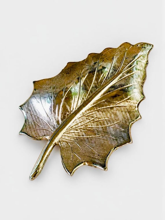 Shiny Vintage Goldtone Very Realistic Autumn Leaf Pin
