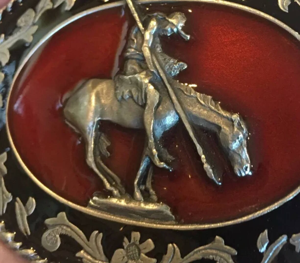 Boucle De Ceinture Vintage Siskiyou 1985 - Motif Cheval & Selle Sur Fond Bleu - État Excellent, étain (pewter?)
