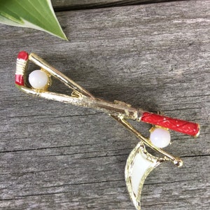 Gerry&#39;s Signed Vintage Golf Club Iron Tee Flag Red Enamel & Goldtone Pin Golf Enthusiasts