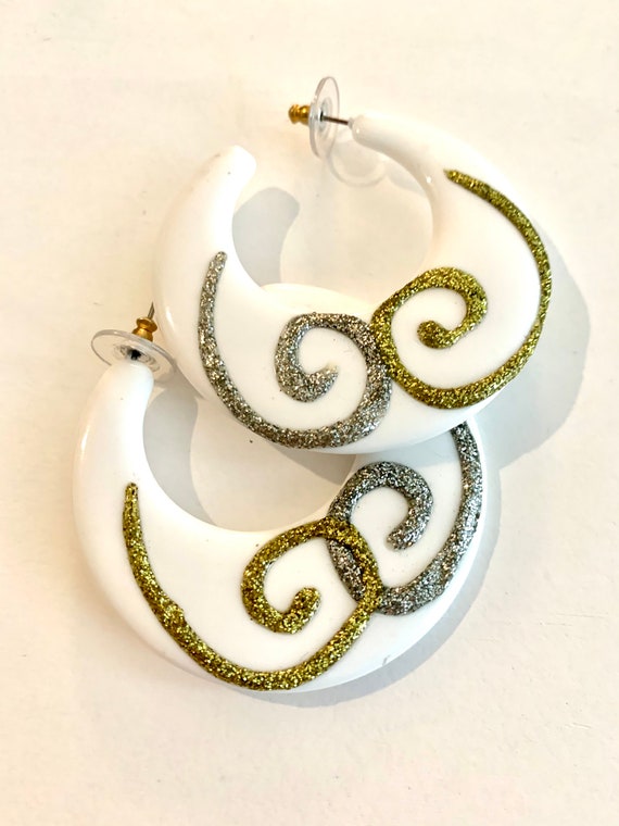 White Lucite Hoops with Gold Glitter Swirls, Vintage 70s Disco 80s Glam Rock Glitter Rock Statement Earrings, Super Cool!