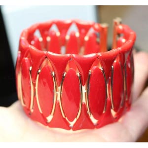 Vintage signierte Western Germany Mid Century Modernist Red Lucite & Goldtone Manschette Armband