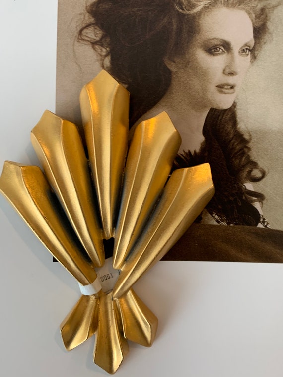 Saks Fifth Avenue Art Deco Fan Unisex Lapel Pin, Vintage 80s 3D High Fashion High End Huge Matte Goldtone Statement Brooch