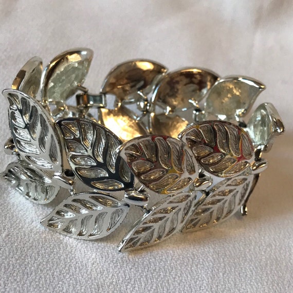 HollyWood Regency Shiny Silvertone Leaf Link Bracelet, Mid Century Vintage Summer Statement Jewelry, Looks Great with a Tan