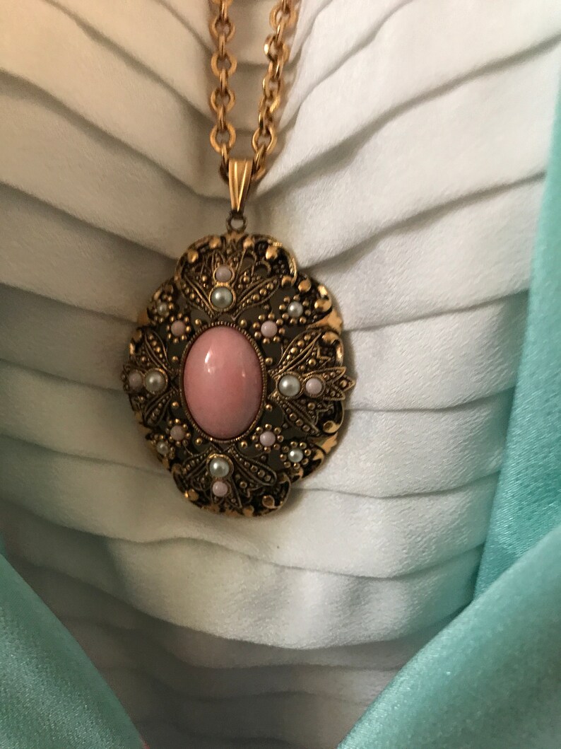 Avon Victorian Revival Pretty Pink Cabochon /& Faux Pearls Vintage Pendant Necklace