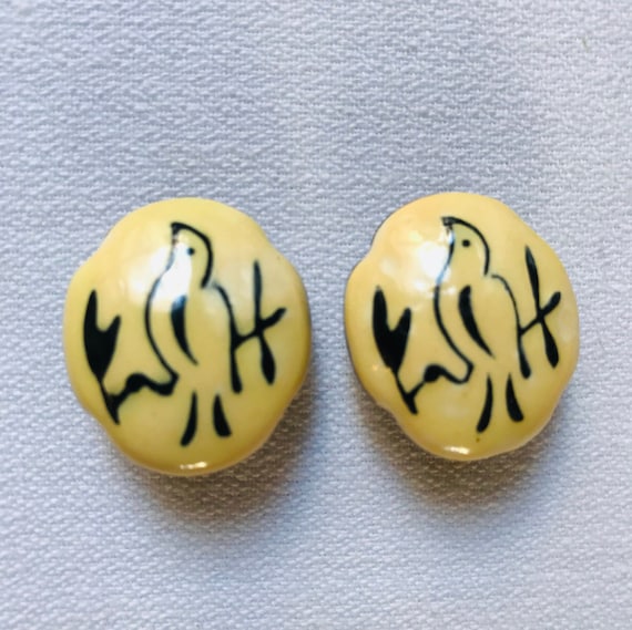 Folksy Asian Enamel Bird Earrings, Mid Century Japan Painted Bird On Ivory Cream Vintage Clip ons