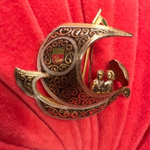Fantastische Vintage Damaszener Spanische Schiff Boot Goldtone und Emaille Anstecknadel mit Emblem Flagge 2 Personen mit einem Regenschirm Made in Spain