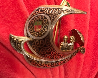 Fantastic Vintage Damascene Spanish Ship Boat Goldtone and Enamel Lapel Pin with Emblem Flag 2 People with an Umbrella Made in Spain