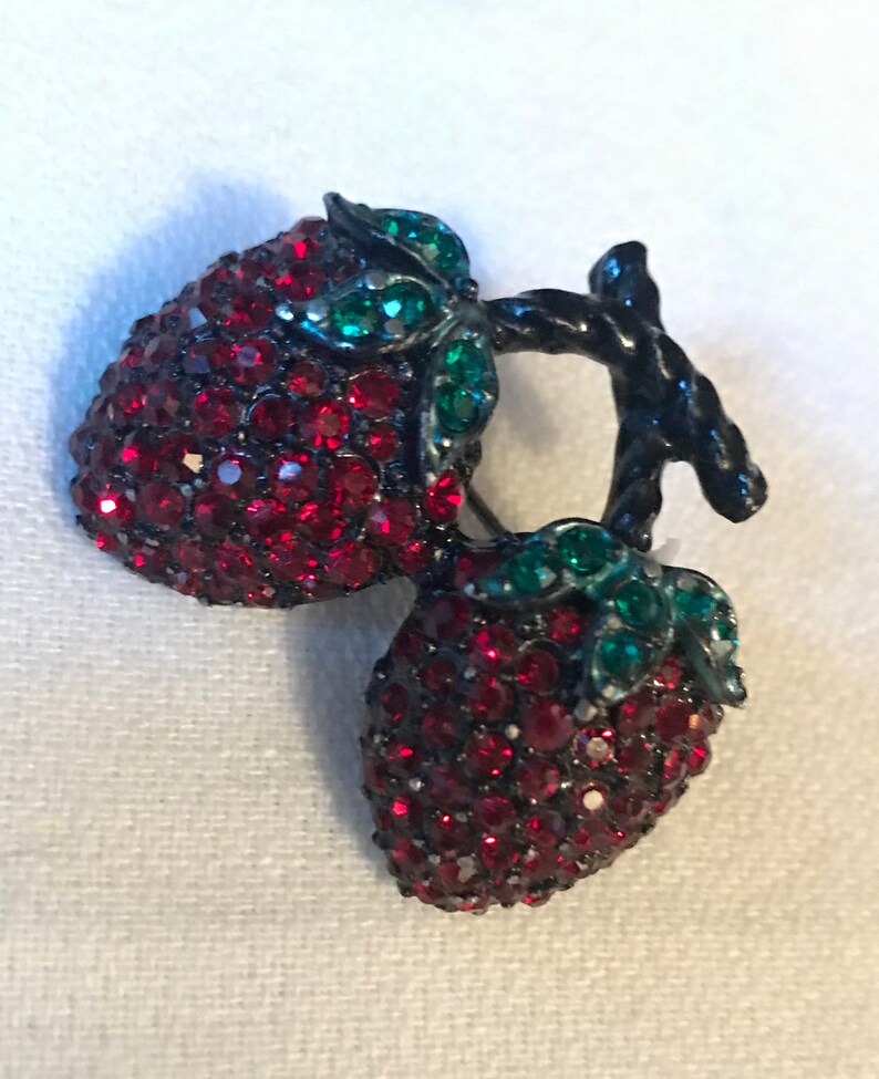 Estate Quality Collectors Vintage Brooch Post War Mid Century Prong Set Cyrstals Japanned Red Rhinestone Strawberry Vintage Fruit Pin