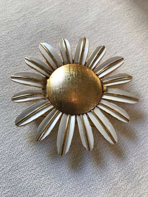Avon Perfume Daisy, 70s Flower PowerVintage Brooch, Stash Lapel Pin, alternative corsage boutonniere