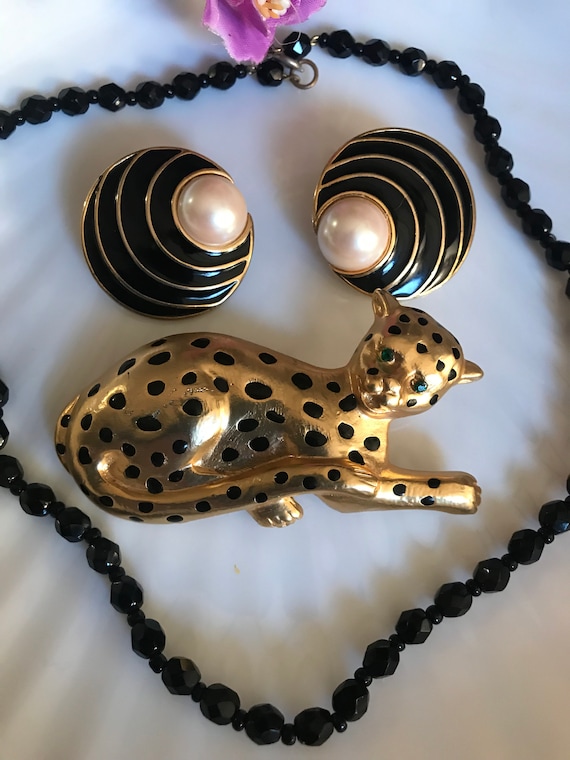 Art Deco Revival Matte Goldtone with Black Enamel Spotted Leopard Ocelot Wildcat Courgar Brooch, 80s 90s Glam Sexy Unisex Lapel Pin