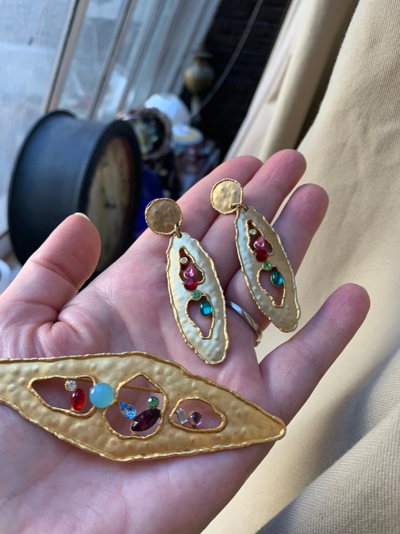 Vintage JJ Brushed Goldtone Brooch and Earrings, … - image 10