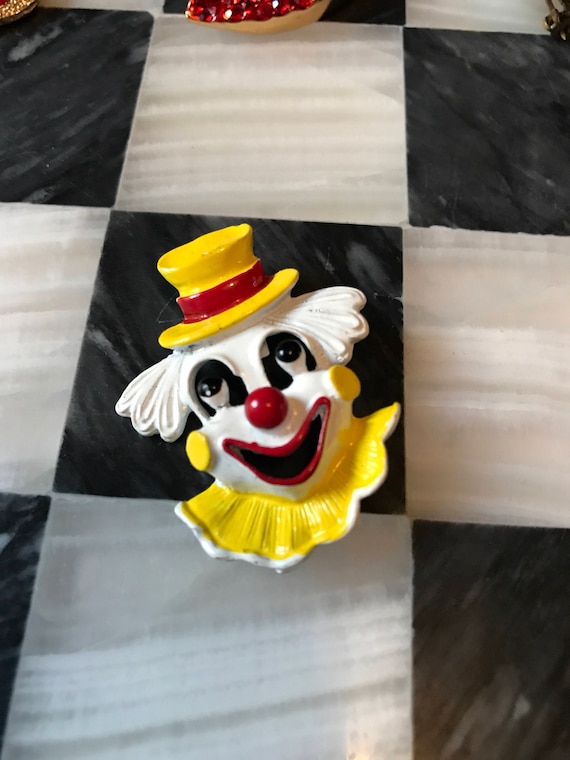 Signed Gerry's Vintage Kitsch Laughing Clown Pin Brooch enamel paint on metal Yellow Red & White nearly Mint Collectible