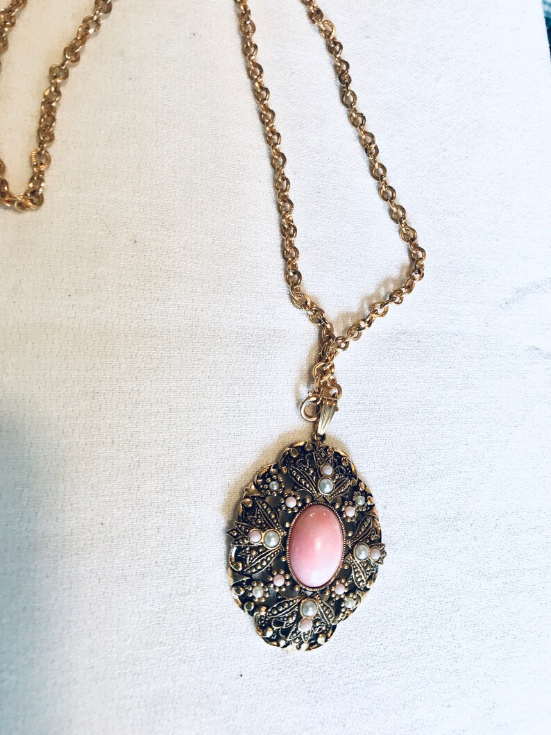Avon Victorian Revival Pretty Pink Cabochon /& Faux Pearls Vintage Pendant Necklace