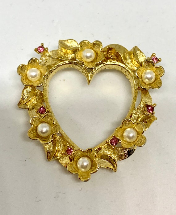 Romantic Floral Heart Wreathe Vintage Brooch, Trending Unisex Lapel pin, Alternative corsage Boutonnière