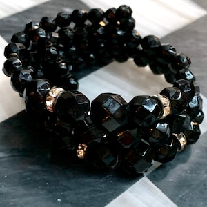 Gitzwarte armband met kristallen edelsteen, met strass ronde tussenstukken, elegante manchet met stretchkralen