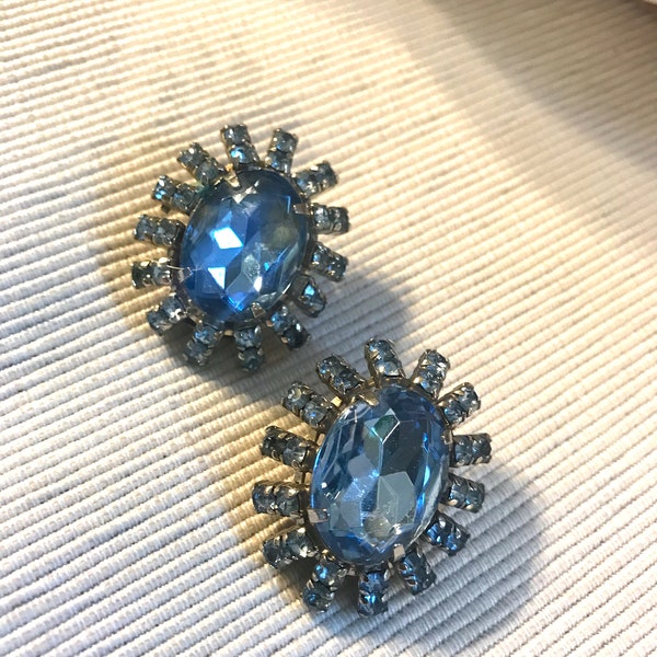 50s Glamour Baby Blaue Kristall Strass Sunburst Clip ons, schillernde Vintage Statement Ohrringe