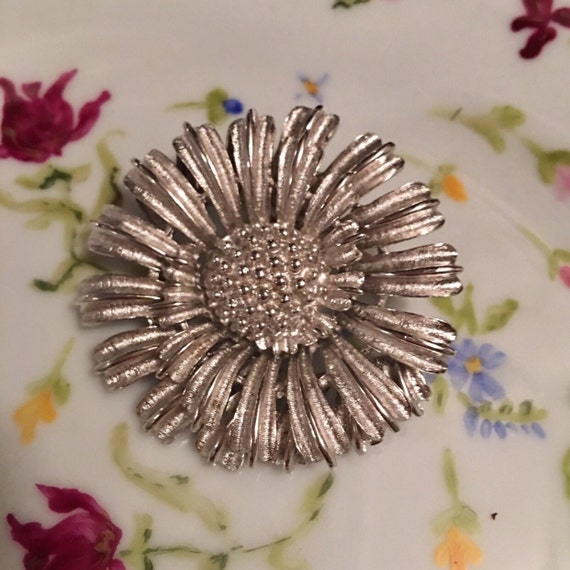 Coro Starburst Flower Brooch Signed Collectible, A pretty flower always makes any outfit!