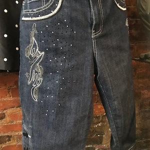 Vaqueros capri vintage con adornos súper lindos, vaqueros oscuros con adornos brillantes de los años 90 Clam Diggers, talla 10, de Blue Identity, vaqueros vintage
