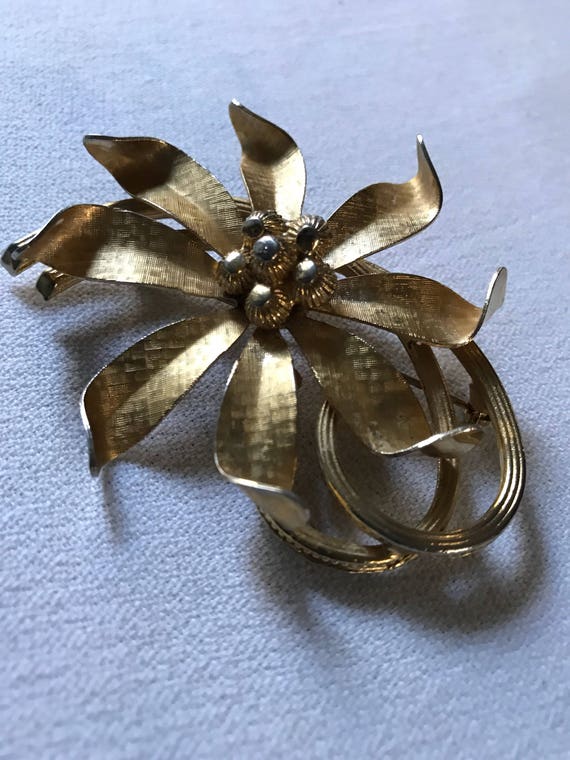 Exquisite Vintage Goldtone Flower with Pinwheel like Petals & swirling Stem Vintage Brooch, Now trending Unisex Lapel Pin