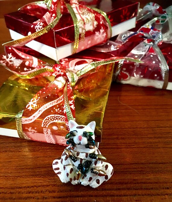 Adorable white cat tangled in holidays lights Vintage Christmas pin comes giftboxed