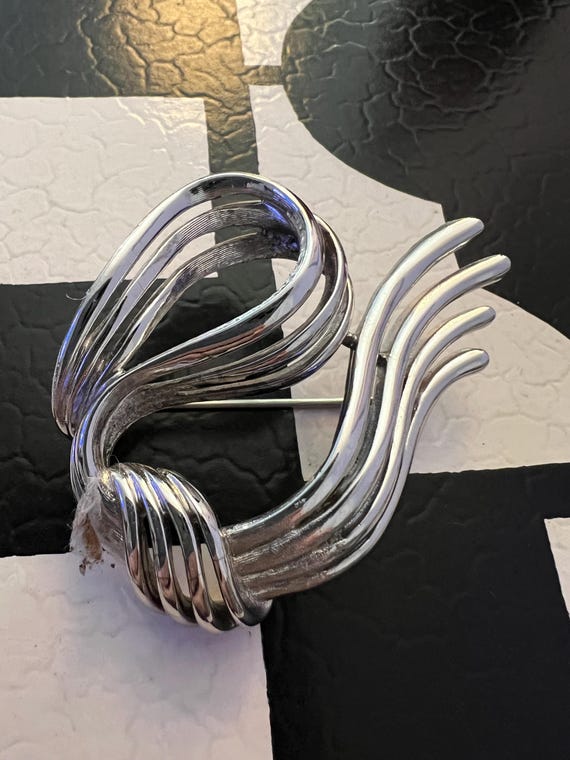Monet Modernist Swirl Vintage Brooch, Silver tone Unisex Lapel Pin, Alternative Corsage Boutonniere, Signed Collectible Jewelry