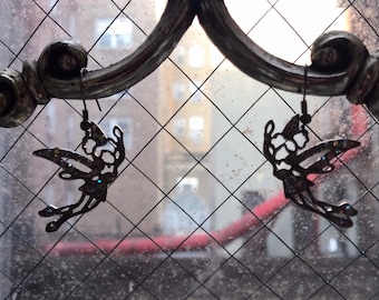Pendientes colgantes vintage de hada duende, calados en tono plateado y con diamantes de imitación iridiscentes.