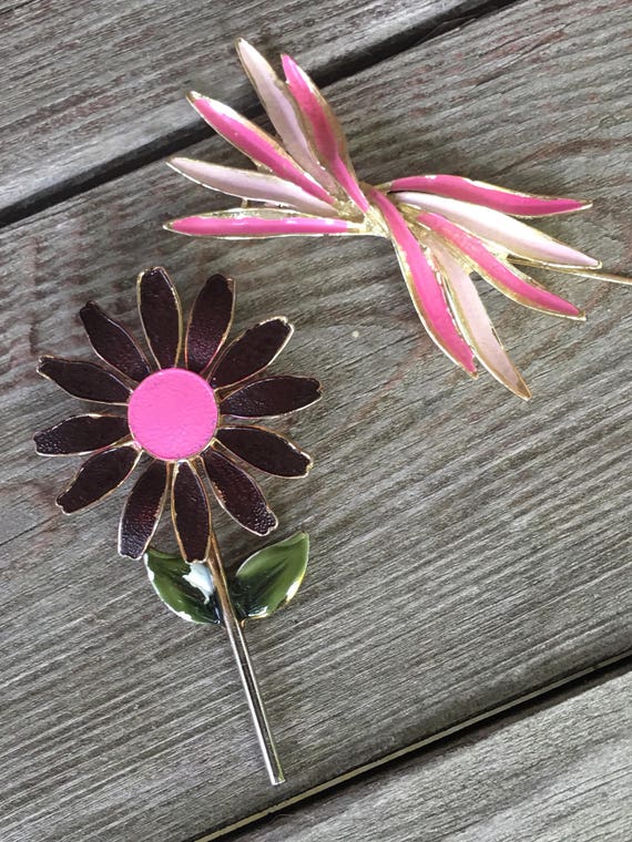 Two Nicely Paired Vintage Pins Brooches a Retro Hot Pink & Black Daisy with a FliRTY Whimsical Pink bow Pin both 1960's and Fun Mod