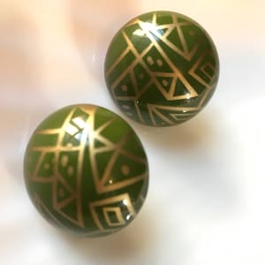 Terrific Vintage Tribal Afrocentric Kwanzaa Olvie Green & Gold Large 80&#39;s Puff earrings