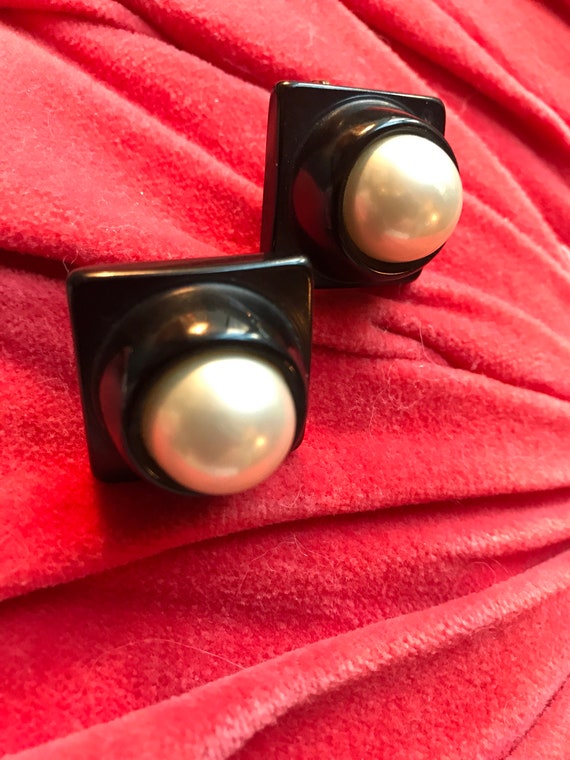 Awesome 80s Deco Modernist VINTAGE Black Lucite & Faux Pearl Square Dome Clip on Classic Wardrobe Statement EARRINGS