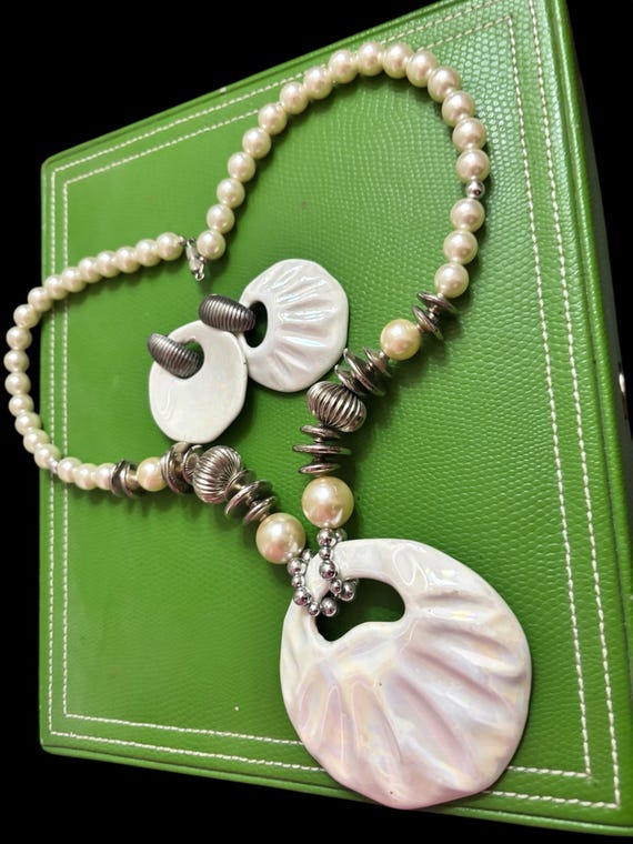 Vintage White Ceramic Scallop Seashell Statement Necklace and Matching Clip on Earrings, Glamorous Mid Century Summer Resort Jewelry