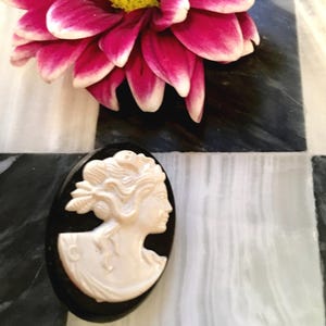 A small Mid Century Black & White Plastic Composite vintage Victorian Style Brooch Pin