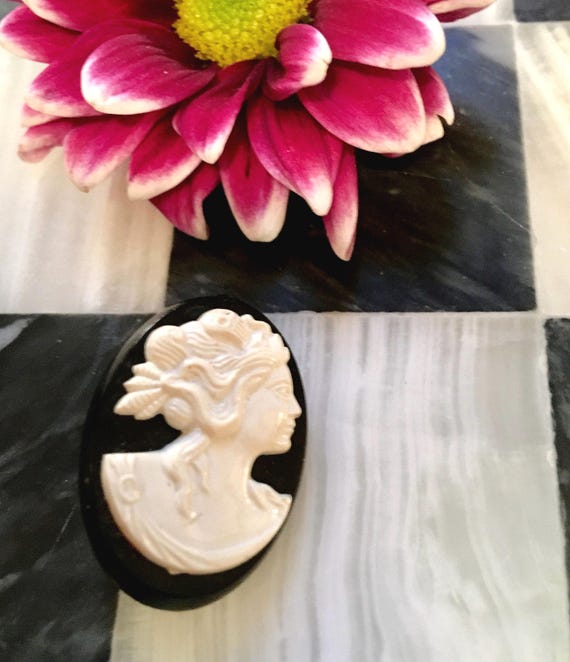 A small Mid Century Black & White Plastic Composite vintage Victorian Style Brooch Pin